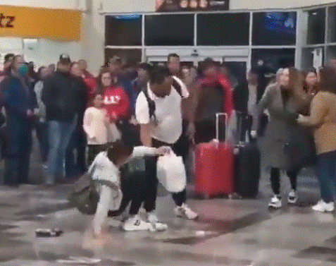 Iba a irse de vacaciones con su novia… pero su esposa apareció