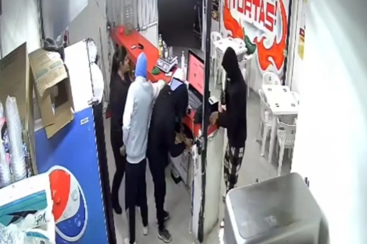 Tres sujetos robaron la caja registradora; uno portaba arma y vestía pijama