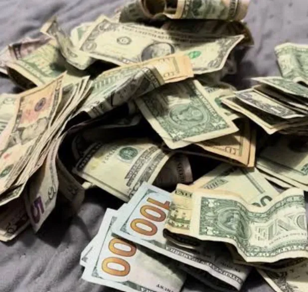 El tipo de cambio registra ligera caída en casas de cambio; bancos muestran variación distinta