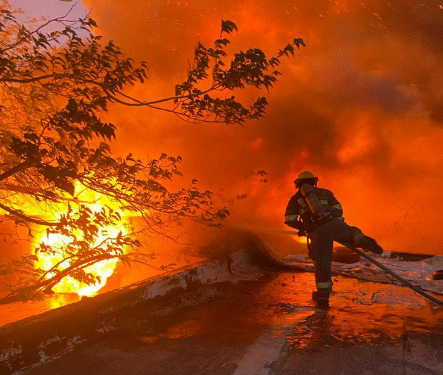 Incendio consume casas y corrales en la colonia San Antonio
