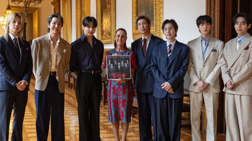 Sheinbaum recibe a BTS en Palacio Nacional y reúne a 50 mil fans en el Zócalo 1