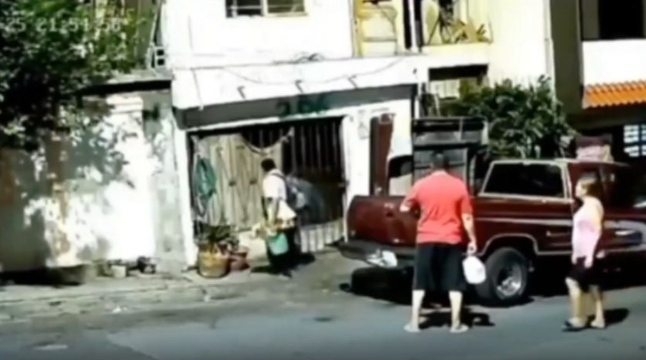 Captan supuesta niña ‘fantasma’ pidiendo una flor afuera de una casa abandonada 1