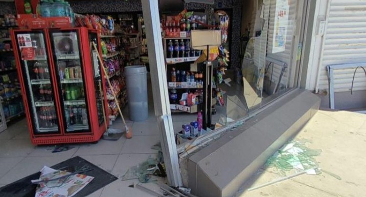 Mujer mete camioneta a un Oxxo tras confundir pedales 1