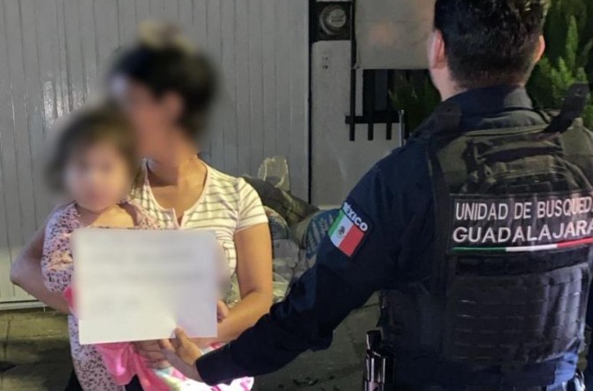 Policías rescatan a bebé que gateaba sola por calles de Guadalajara 1