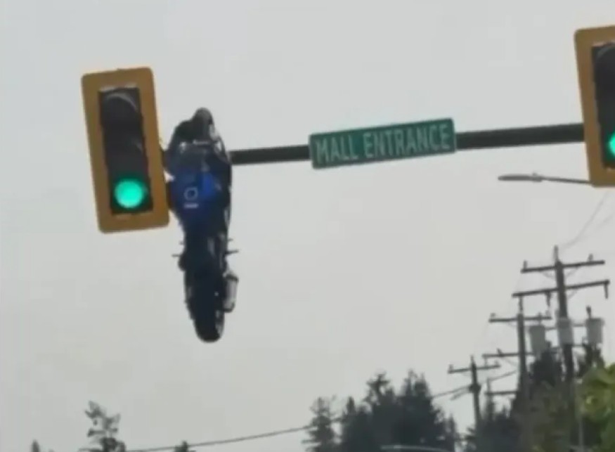 Impactante ch0que deja motocicleta colgando de semáforo 1