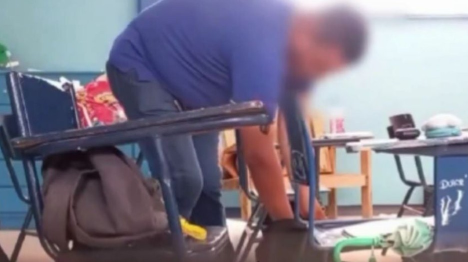 Captan a profesor r0b4ndo dinero de mochilas de alumnos 86