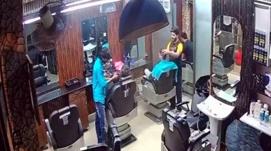 Barbero intenta “tronarle” el cuello a un cliente y termina inc0nsciente 38