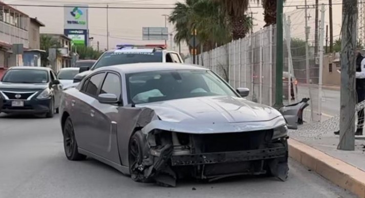 Conductora pierde el control y se estrella contra malla del camellón en Municipio Libre 1