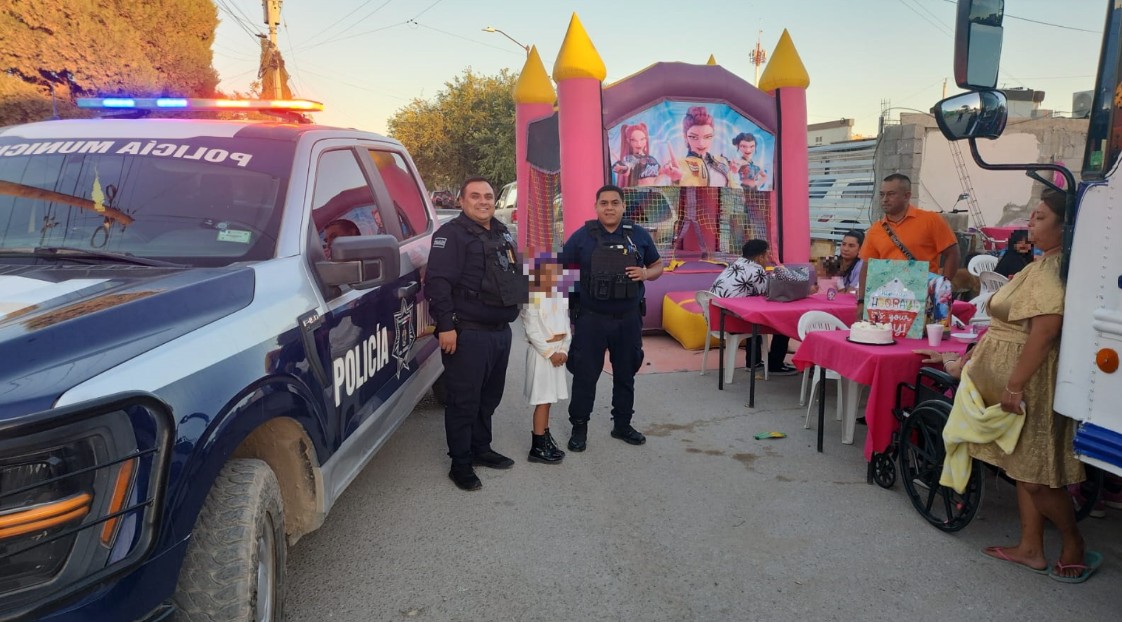 Le cumplen un sueño: Policías de Juárez llevan pastel y regalos a niña en su cumpleaños 1