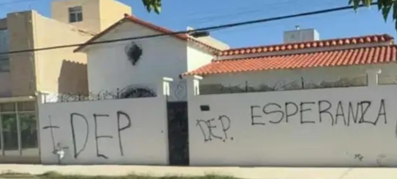 Vandalizan casa de Corral y dejan mensaje fúnebre 1