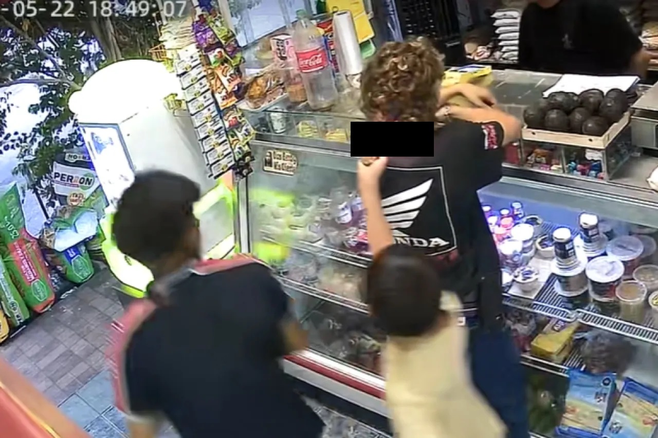 Niño le pr3nd3 fu3g0 al cabello a un adolescente en una tienda; video genera furia en redes 52