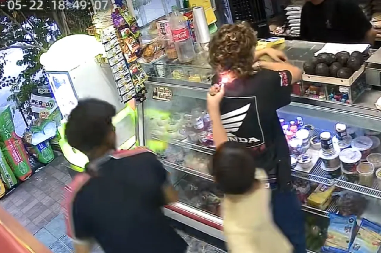Niño le pr3nd3 fu3g0 al cabello a un adolescente en una tienda; video genera furia en redes