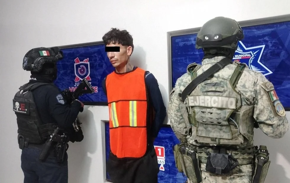 Arrestan a hombre por posesión de cristal en Urbivilla 1