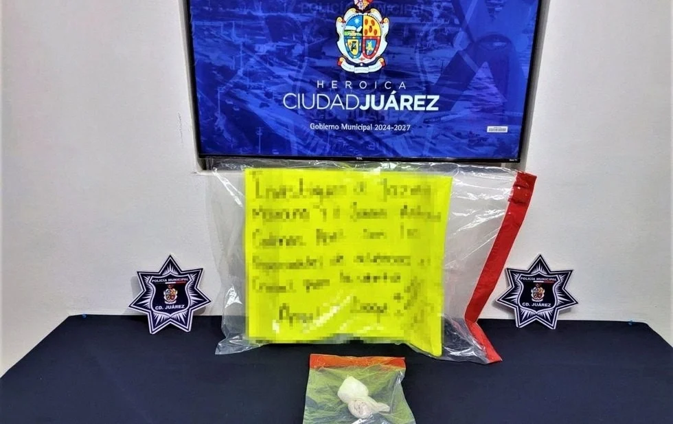 Lo detienen en flagrancia colocando cartulina con amenazas en una casa 1
