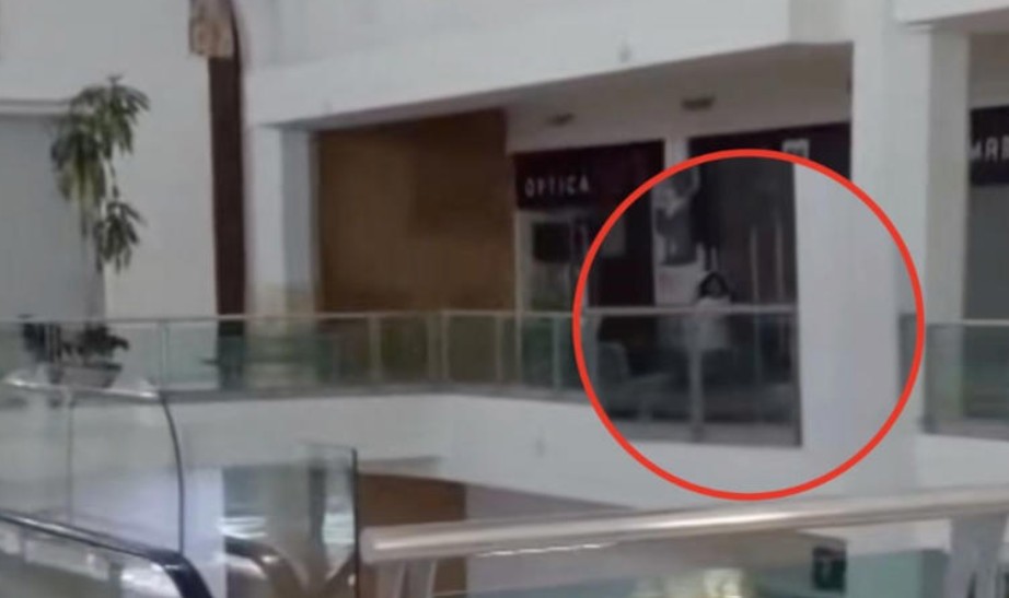 Video muestra a supuesta niña fantasma corriendo en centro comercial 32
