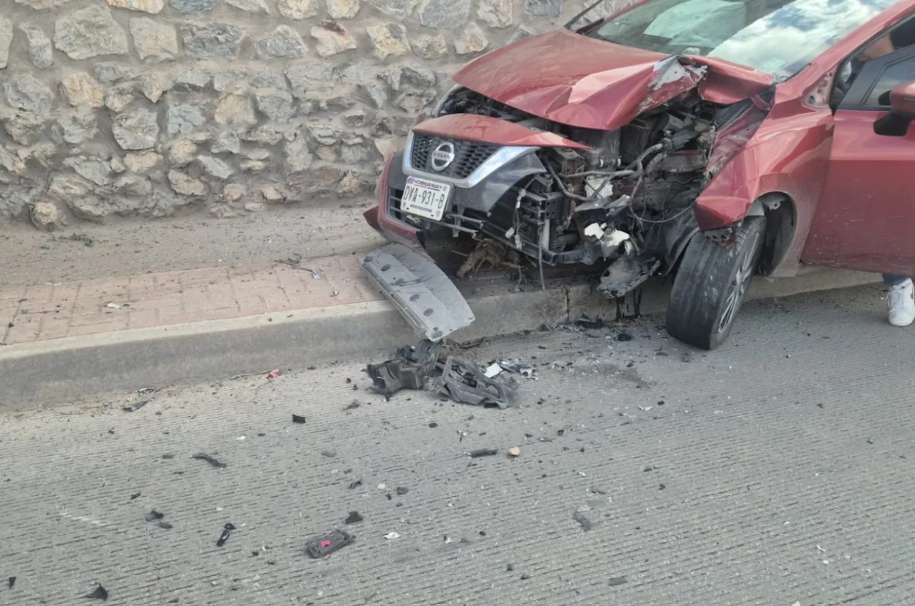 Vehículo termina sobre la banqueta tras acc1d3nte en la avenida Teófilo Borunda 1