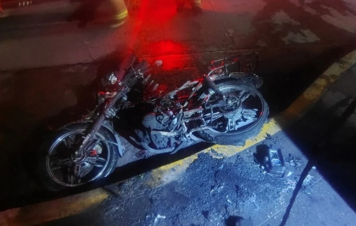 Investigan inc3nd1o intencional de motocicleta tras presunta am3n4za 2
