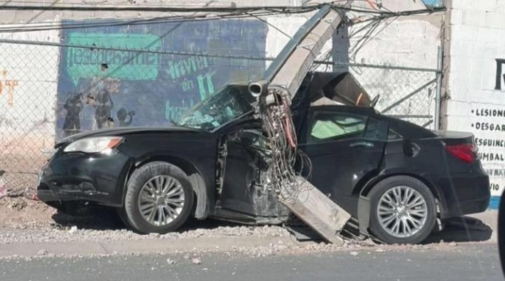 Adolescente derriba poste de CFE y deja sin luz ni internet a vecinos de Las Torres 1