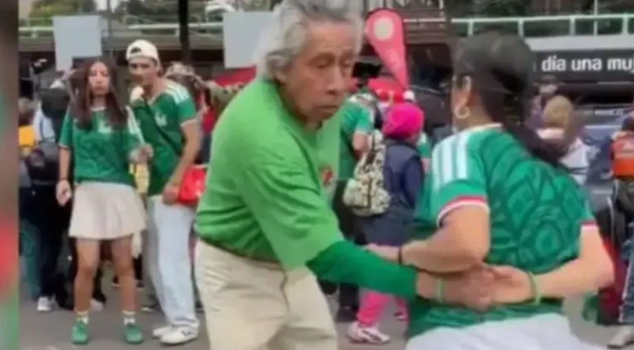 Abuelitos conquistan las calles bailando rock y se vuelven sensación en el Mundial 53