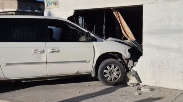 Camioneta se impacta contra vivienda tras perder el control 1