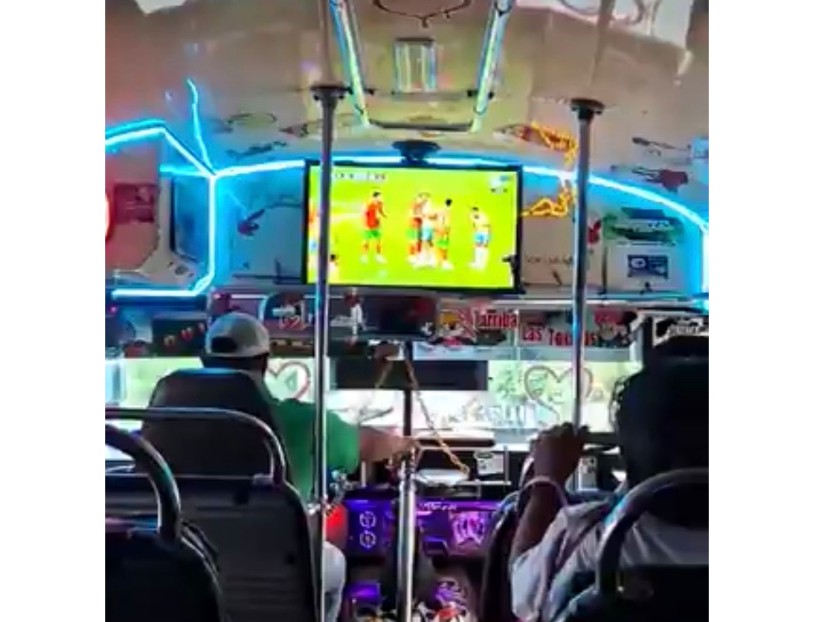 Chofer instala pantalla en su microbús para ver el Mundial y se vuelve viral 101