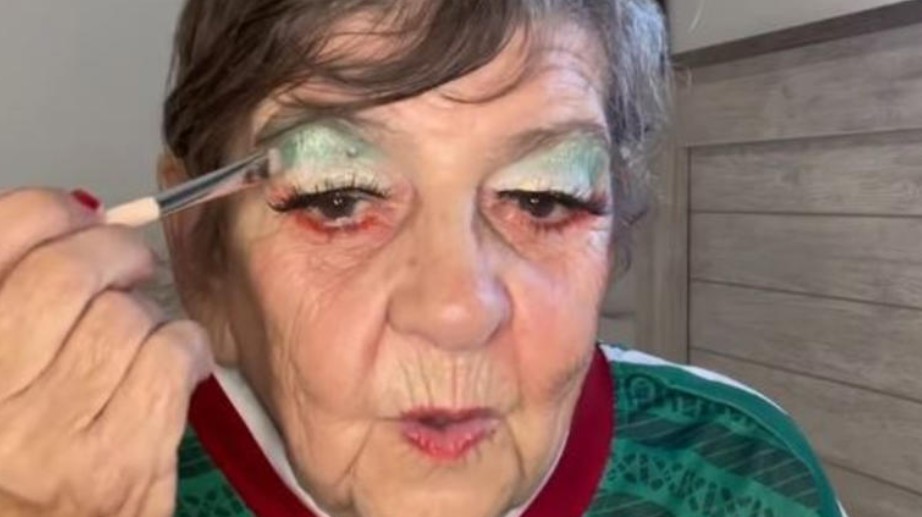 Abuelita se roba las redes con maquillaje inspirado en la bandera mexicana 100