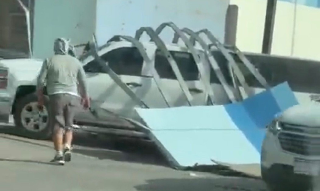 Cae espectacular de Cinépolis sobre camioneta en Plaza Las Torres 1