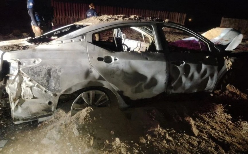 Abandonan y qu3man automóvil en lote baldío del kilómetro 31 1