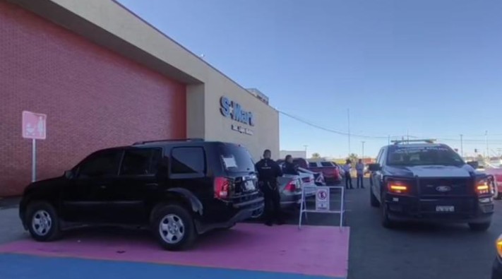Adulto mayor se desvanece y mu3r3 en estacionamiento de Smart López Mateos 1