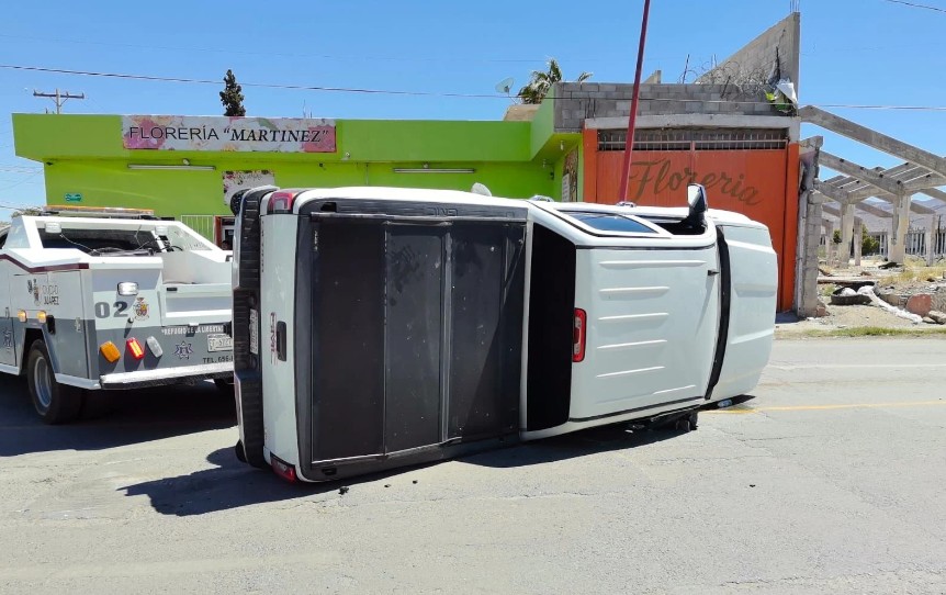 Conductora vuelca su camioneta tras presuntamente pasarse el semáforo en rojo 1