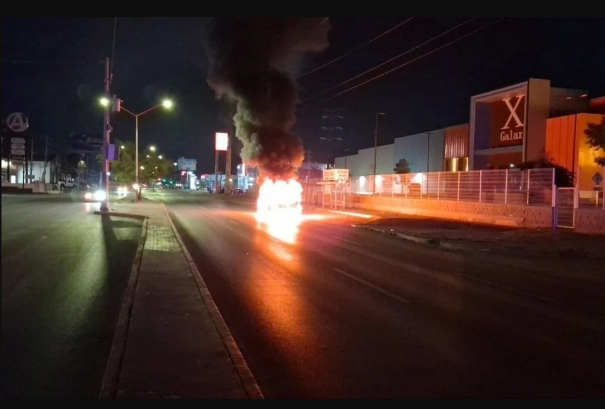 Falla eléctrica provoca inc3nd1o de camioneta en Pradera Dorada 1