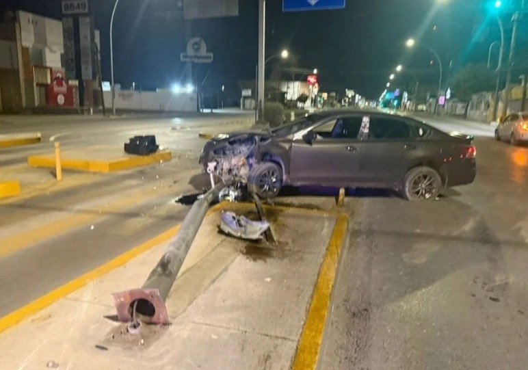 Ebri0 ch0ca y derriba semáforo del JuárezBus en Gómez Morín 2