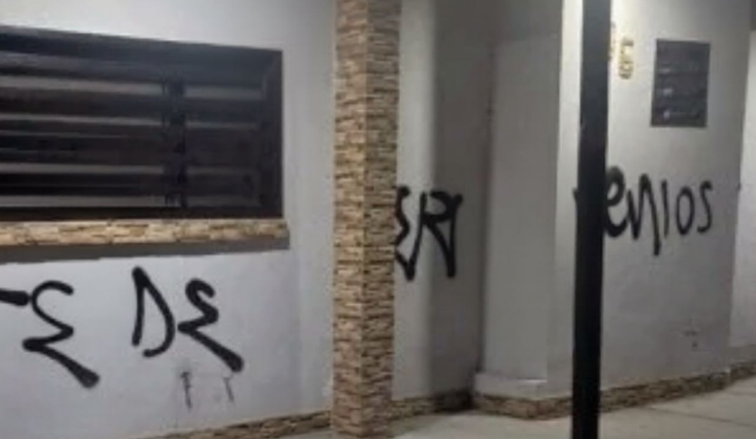 Am3naz4n a comerciante y vandal1zan su casa y puesto de comida 1