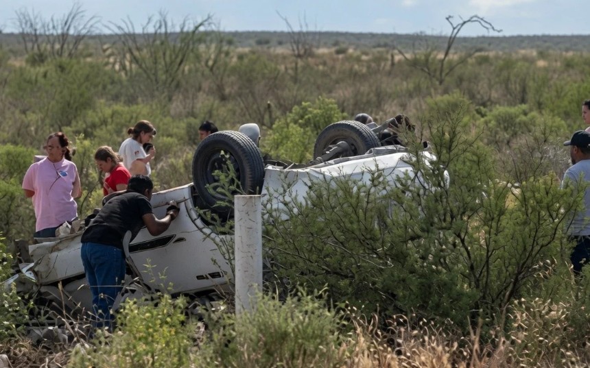 Volcadura en la carretera corta a Chihuahua deja una mujer sin v1da y cuatro her1d0s 1