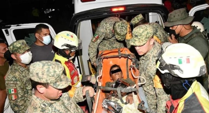 Militares mexicanos rescatan con vida a niño atrapado tras terremoto en Venezuela 1