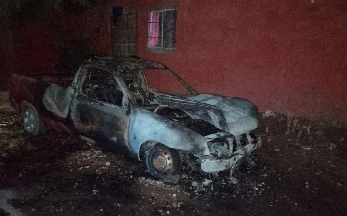Inc3nd1an camioneta en la colonia Frida Kahlo; propietario señala a vecino como responsable 1