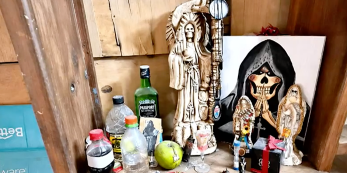 Familia 4cr1b1llada tenía altar a la Santa Mu3rt3 1