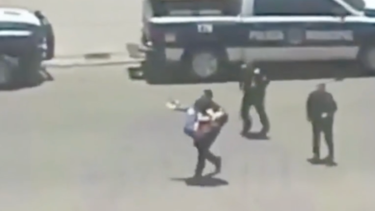 VIDEO: Policía carga en brazos a mujer h3rida tras at4qu3 4rmad0 1