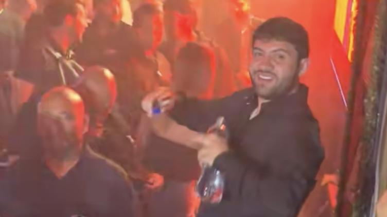 El cantante acudió a un centro nocturno que presuntamente operaba fuera del horario permitido por la Ley de Alcoholes