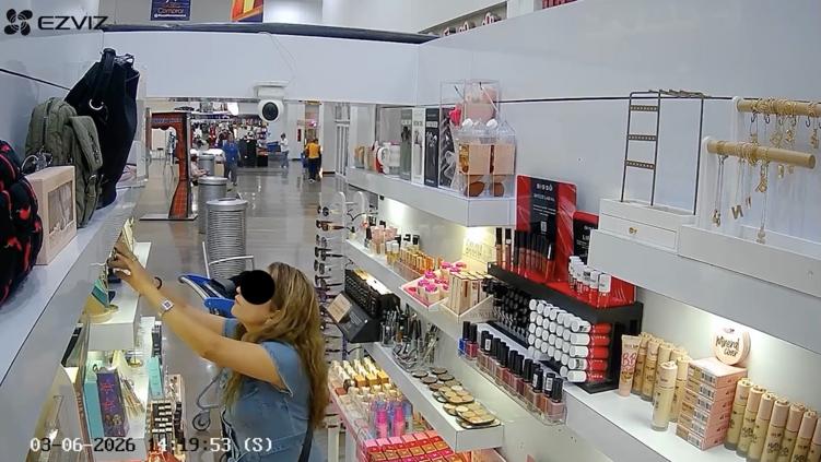Captan a mujer robando maquillaje y accesorios en negocio de Plaza Monumental | VIDEO 1