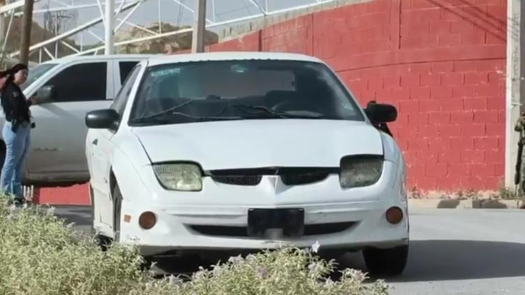 Abandonan cuerpo dentro de vehículo Pontiac en la Galeana 1
