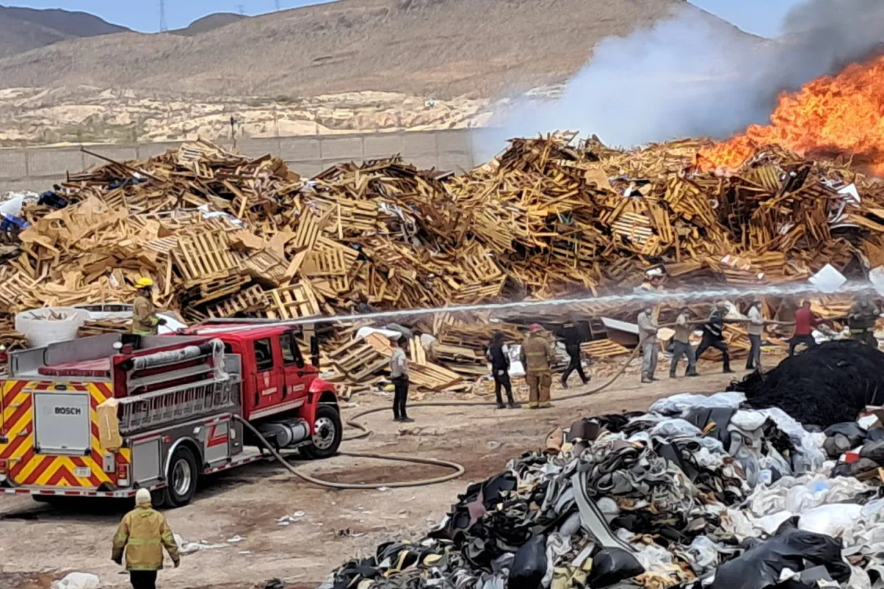 Ecología investiga el impacto ambiental del siniestro en el kilómetro 26; detectan presuntas irregularidades en la operación del predio.