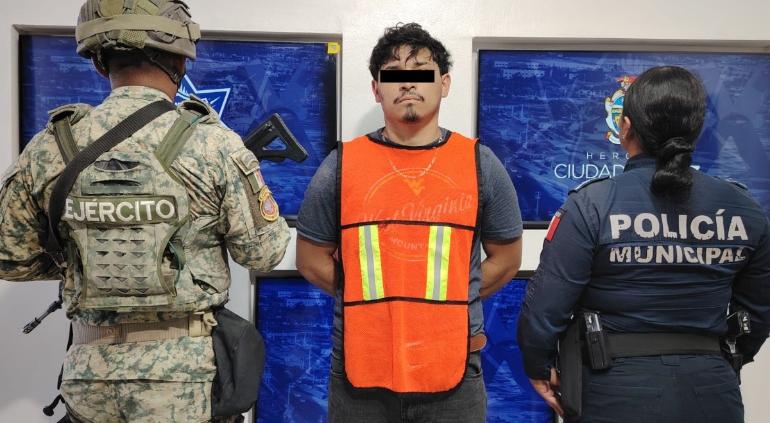 Robó el auto de su pareja, intentó escapar y terminó detenido con cristal