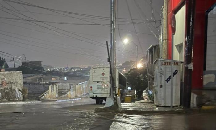 Protección Civil reporta inundaciones, cortocircuitos y rescates durante la madrugada