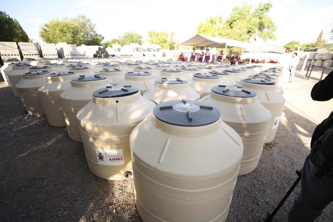 La primera jornada distribuyó 200 depósitos de 450 litros; el programa contempla entregar 2 mil 300 unidades durante los próximos meses.
