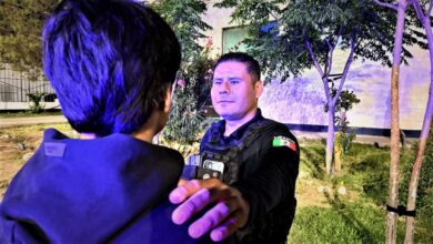 Policías evitan que joven de 18 años cometa un 3rr0r 23 Elementos de la SSPM lograron poner a salvo al joven tras dialogar con él y aplicar los protocolos de atención en una situación de crisis.
