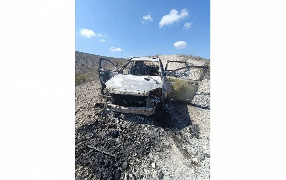 Localizan camioneta robada totalmente calcinada en brecha del Camino Real