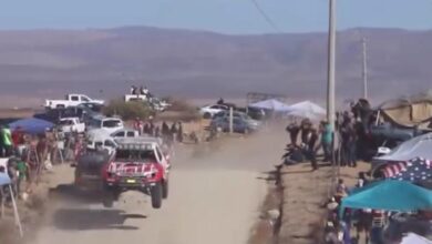 Video: Aficionado invade pista de la Baja 100 y provoca aparatoso choque 92