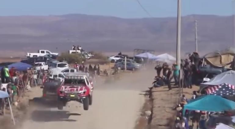 Video: Aficionado invade pista de la Baja 100 y provoca aparatoso choque 1