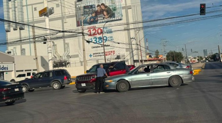 Ch0que entre dos vehículos provoca congestionamiento en López Mateos y De la Raza 1